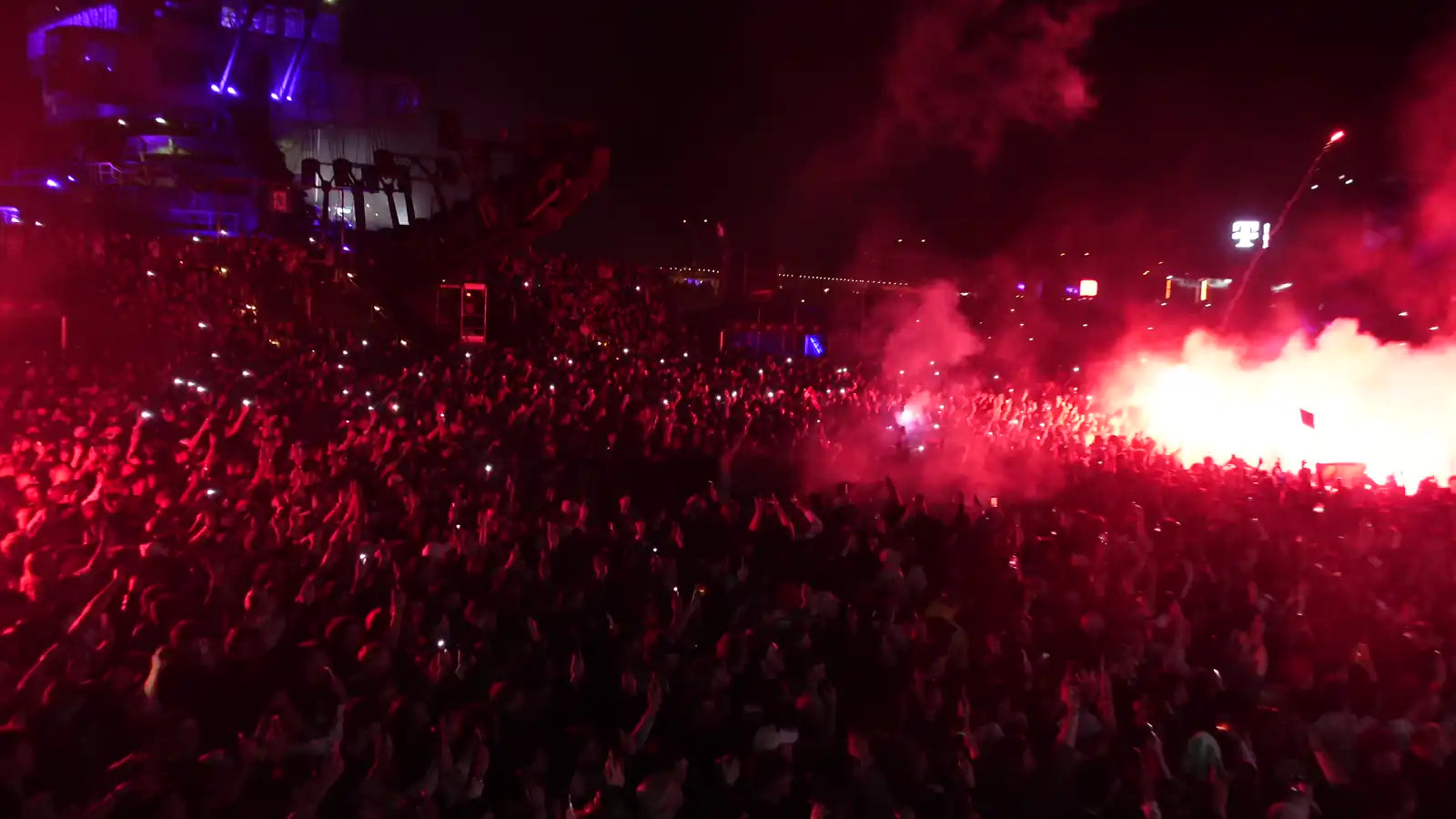 Bengalos und Rauch über der Crowd vor der Bühne