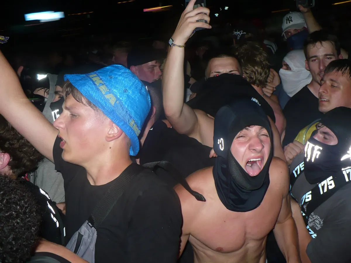 Rager mit RRO-Maske mitten im Moshpit