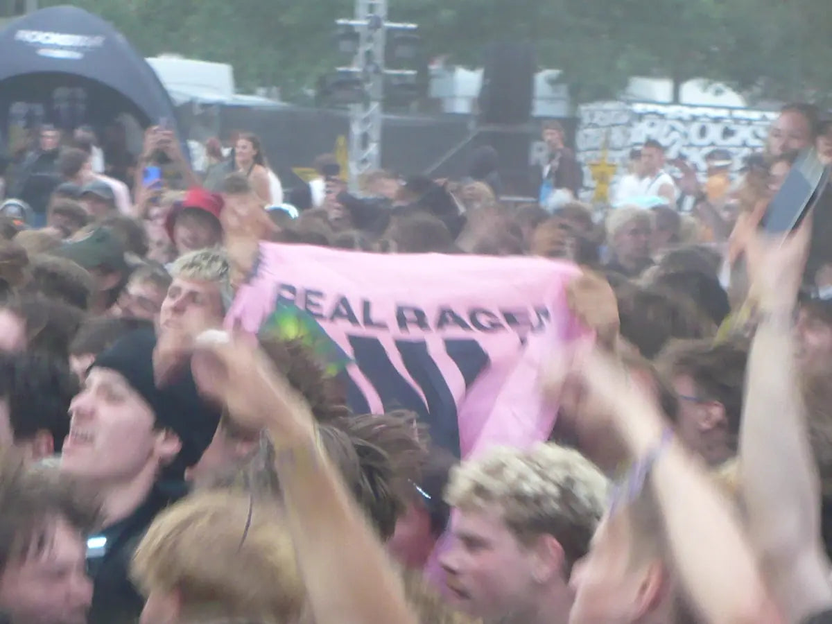 Pinke RRO-Flagge über der Crowd vor der Festivalbühne