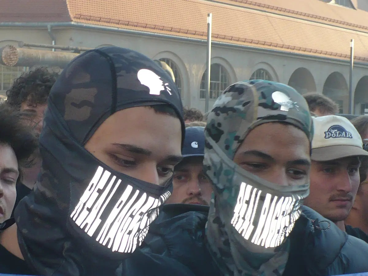 Zwei Rager mit Camo-Masken, der Print leuchtet